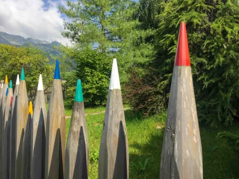 Staccionata fatta di sculture di matite alla Casa dei Libri di Tambre