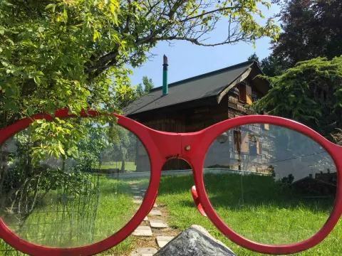 Cancello a forma di occhiali giganti alla Casa dei Libri di Tambre