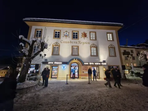 Casa delle Regole a Cortina d'Ampezzo in notturna che ospita Casa Veneto durante i Giochi Olimpici e Paralimpici Invernali 2026