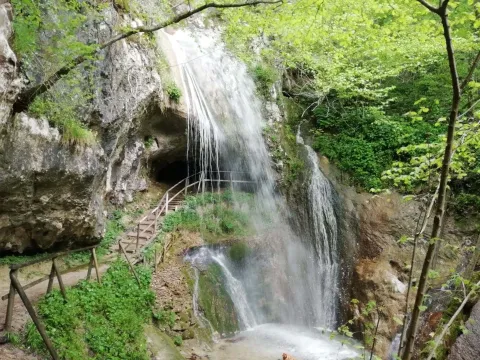 Cascata e Grotta delle Tette More al Parco delle Cascate di Molina