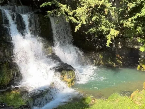 Cascate di Pedemonte generate dal torrente Astico che si riversano in un piccolo specchio d'acqua