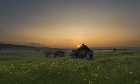 I casoni di Marcesina, ad Enego, tipiche costruzioni d'alpeggio immerse negli ampi pascoli al tramonto