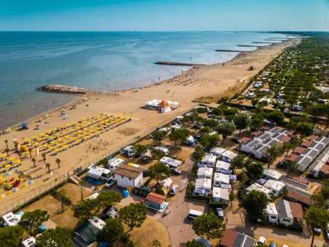 Veduta dall'alto di spiaggia e campeggi di Cavallino Treporti