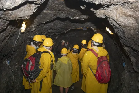 Persone in visita al Centro minerario Valle Imperina