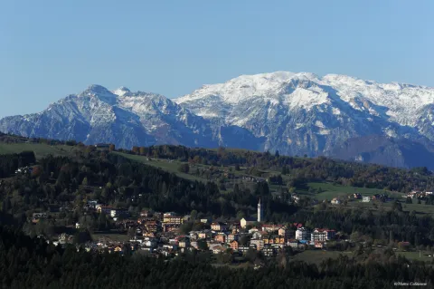Veduta del Pasubio da Cesuna di Roana, con le montagne innevate che dominano il paesaggio invernale dell'Altopiano di Asiago 7 Comuni