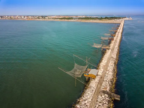 Vista della diga di Sottomarina con bilance da pesca