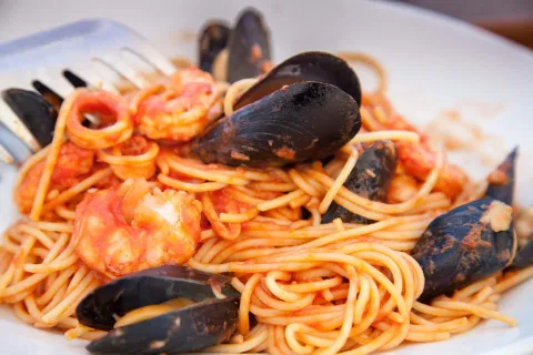Piatto di spaghetti con cozze e gamberi in un ristorante di Sottomarina