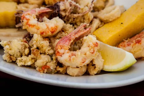 Portata di fritto misto in un ristorante di Sottomarina