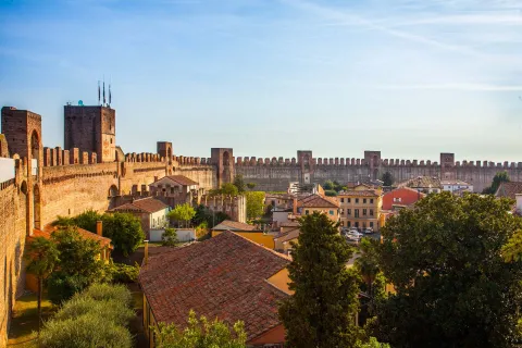 Vista dall'interno di un angolo delle Mura di Cittadella con abitazioni del centro storico