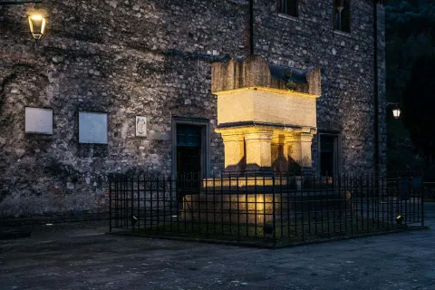 Tomba di Francesco Petrarca illuminata al crepuscolo