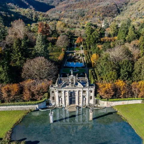 Villa Valsanzibio con parco in autunno bista dall'altro