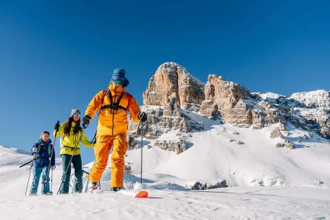 Sciatori freeride alpinismo e Averau innevato sullo sfondo