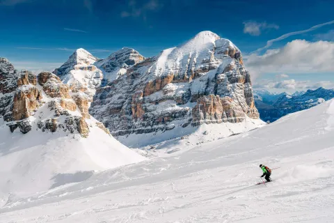 Sciatore freeride con Tofana di Rosez innevata sullo sfondo