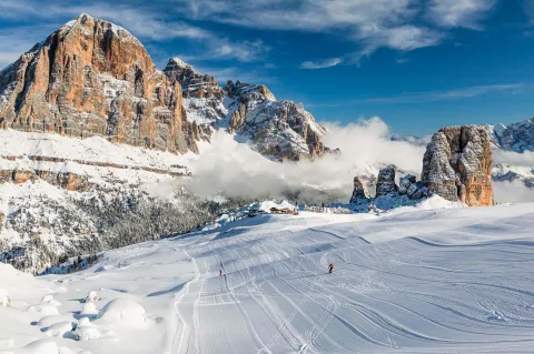 Sciatori freeride con Tofana di Rosez e Cinque Torri innevate