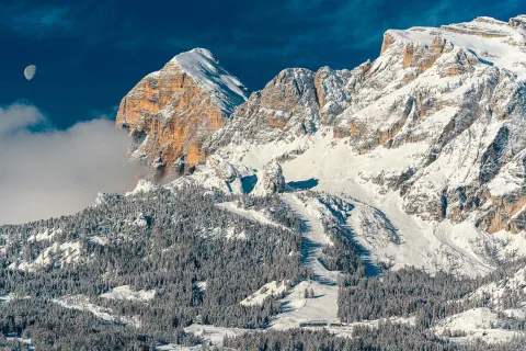 Tofane innevate con comprensorio sciistico