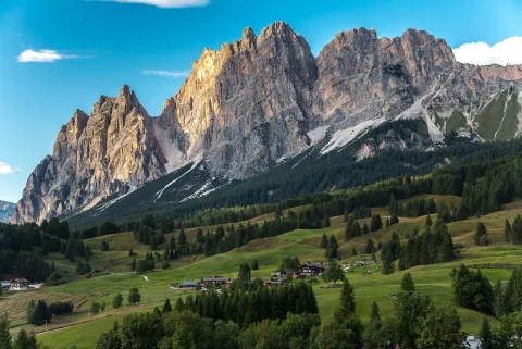 Veduta estiva della piana di Cortina d'Ampezzo alle pendici delle Tofane