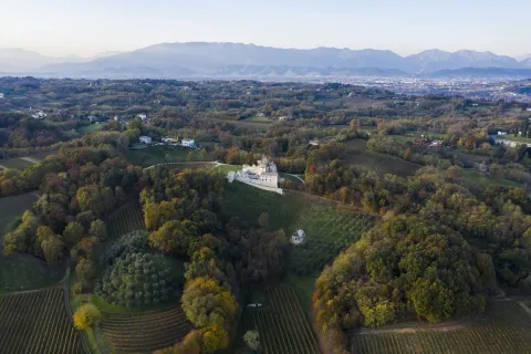 Abbazia di Sant'Eustachio a Nervesa della Battaglia, vista dall'alto e circondata dai vigneti del Montello e Colli Asolani DOC