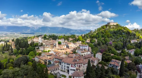 Vista dall'alto del borgo di Asolo con Rocca