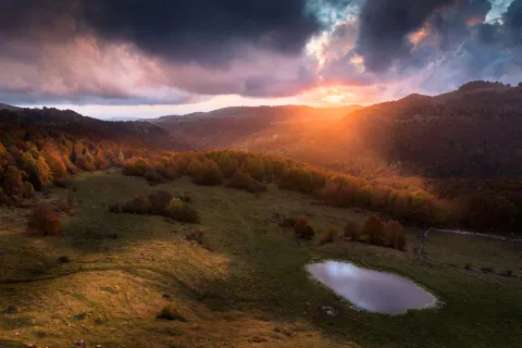 Paesaggio con foliage in Lessinia al tramonto