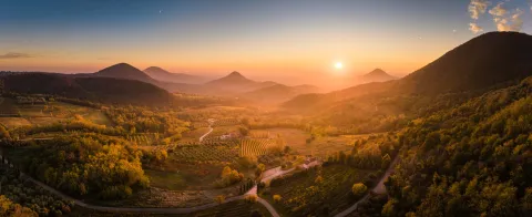Panorama dei Colli Euganei durante il foliage al tramonto