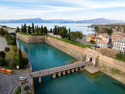 Peschiera del Garda vista dall'alto con Porta Brescia e Lago di Garda