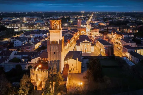 Noale illuminata di notte vista dall'alto con Torre dell'Orologio, Chiesa Arcipretale dei Santi Felice e Fortunato e Torre delle Campane