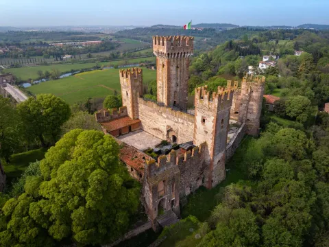 Castello Scaligero di Valeggio sul Mincio visto dall'alto circondato dal verde