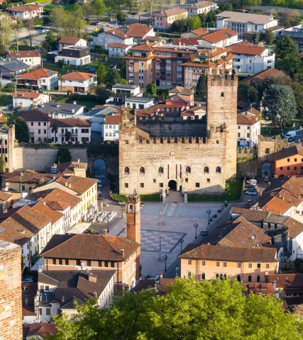 Castello Inferiore di Marostica con piazza e scacchiera vista dall'alto
