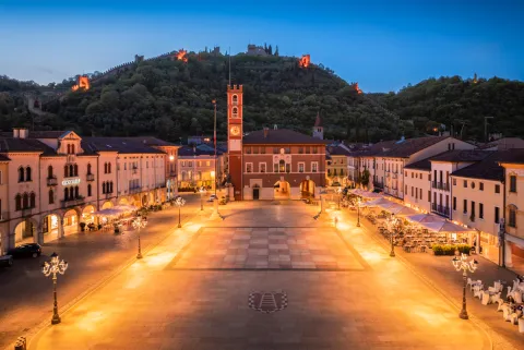 Piazza delgli Scacchi a Marostica illuminata al crepuscolo con Palazzo del Doglione