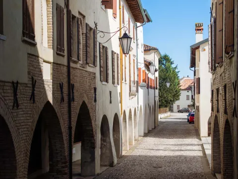 Via acciottolata e portici di Portobuffolè