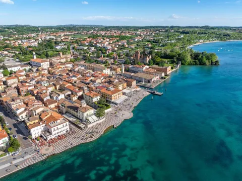 Lazise vista dall'alto con camminatoio lungo il Lago di Garda