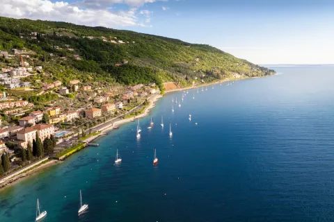 Riva veneta del Lago di Garda con barche