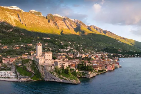 Malcesine vista dall'alto con Castello Scaligero e Lago di Garda