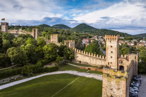 Mura e torri di Este con Colli Euganei sullo sfondo