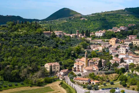 Vista dall'alto del borgo di Arqu� Petrarca e Colli Euganei