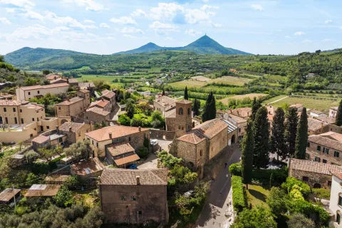 Vista dall'alto del borgo di Arqu� Petrarca e Colli Euganei