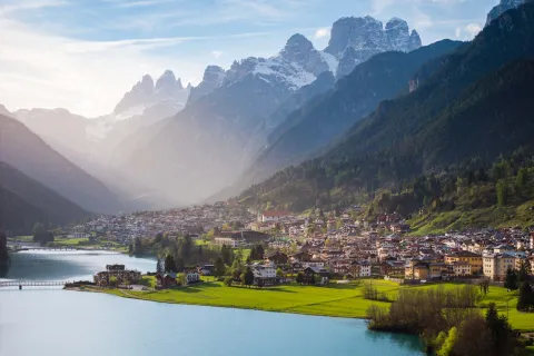 Lago di Auronzo e paese immerso nel verde con Dolomiti sullo sfondo