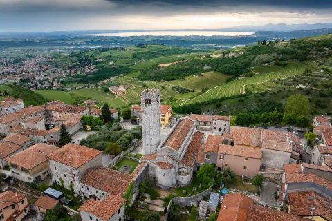 Pieve di San Giorgio Martire vista dall'alto con panorama sulla Valpolicella e sul Lago di Garda