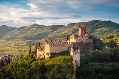 Castello di Soave con colline e vigneti sullo sfondo