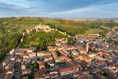 Borgo di Soave e castello visti dall'alto con colline e vigneti sullo sfondo