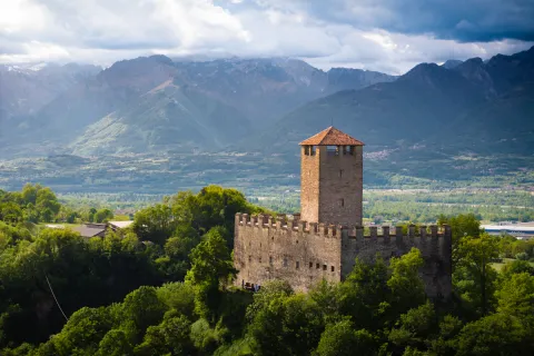 Castello di Zumelle vito dall'alto con Dolomiti sullo sfondo