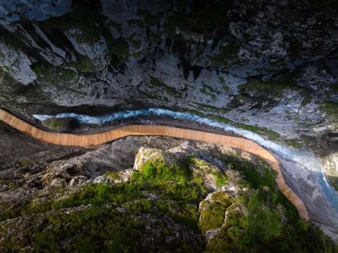 Serrai di sottoguda visti dall'alto con passerella pedonale e torrente Pettorina