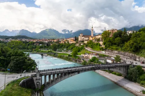 Panoramica di Belluno con Duomo di San Martino, fiume Piave, Ponte della Vitoria e Ponte Bailey con Dolomiti sullo sfondo