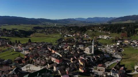 Veduta aerea del centro di Gallio con la piazza principale, le attività locali e le vie frequentate nel cuore dell'Altopiano di Asiago 7 Comuni