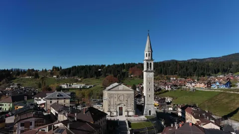 Veduta aerea di Gallio centro con la Chiesa Parrocchiale di San Bartolomeo Apostolo in una giornata di cielo azzurro limpido