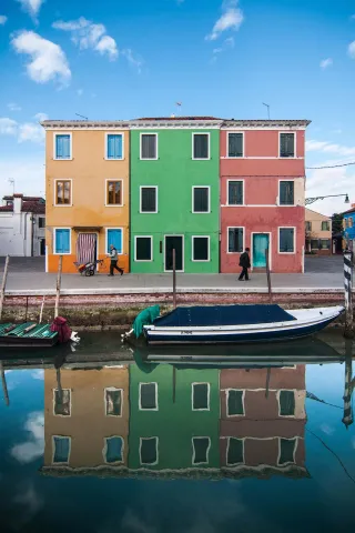 Case colorate e canale sull'isola di Burano nella Laguna di Venezia
