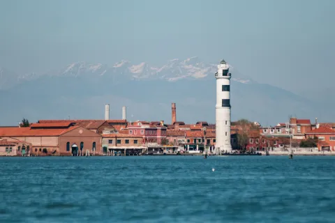 Murano e faro con stravedamento sullo sfondo