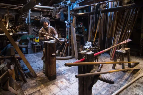 Forcolaio a Venezia nella sua bottega artigiana