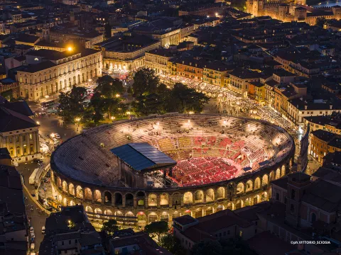 Ripresa Arena di Verona dall’alto durante stagione operistica e concerti 