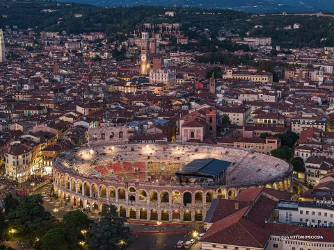 Ripresa Arena di Verona dall’alto durante stagione operistica e concerti